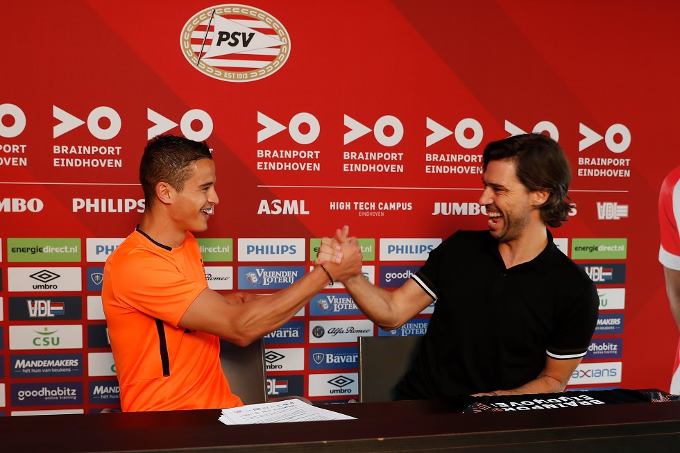 Afellay en De Jong aan het begin van dit seizoen tijdens zijn officiële tekenmoment