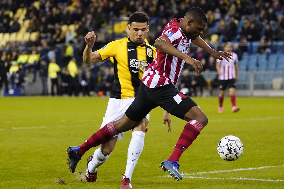 PSV-huurling Obispo veroorzaakt een penalty nadat hij Dumfries probeert de bal af te nemen