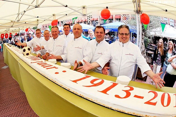 Op De Markt trakteerde Freo het winkelend publiek op taart.