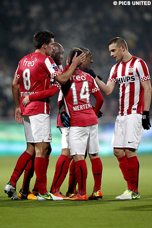 Vreugde na de 0-2 van Jeremain Lens, nog in de eerste helft.