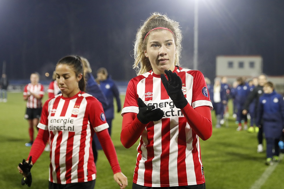 Nurija van Schoonhoven (rechts) in het shirt van PSV