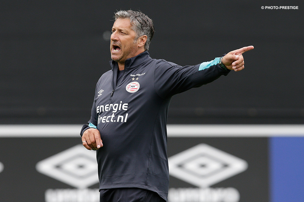 Ruud Brood op het trainingsveld van PSV