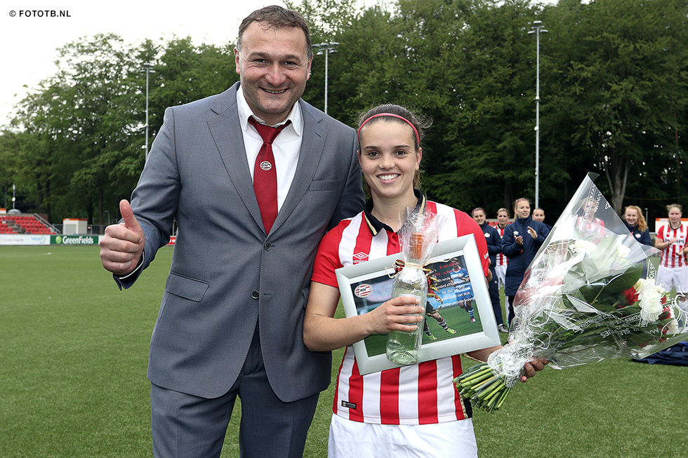 Een prachtige mijlpaal voor Jeslynn Kuijpers, 100 duels PSV vrouwen | © FOTOTB.NL