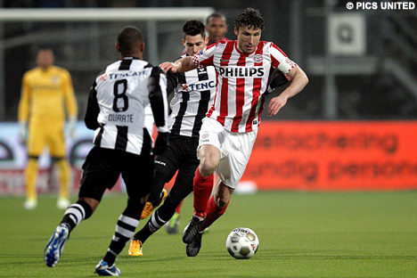 Aanvoerder Mark van Bommel heeft alles onder controle.