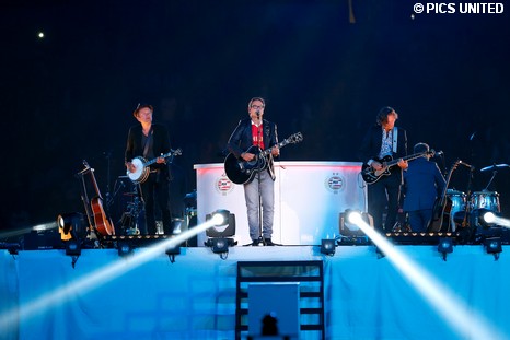 Guus Meeuwis geeft na de wedstrijd een mini-concert.