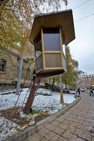 Een politiepost om het vekeer in goede banen te leiden.