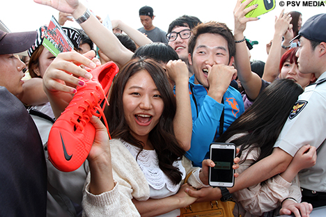 De Koreaanse dame heeft de schoenen van Bruma te pakken.