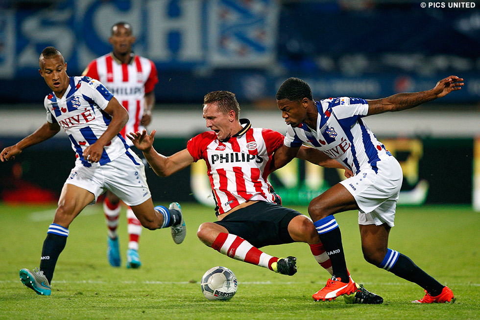 Luuk de Jong wordt hier naar de grond gebracht door Kenneth Otigba | © Pics United