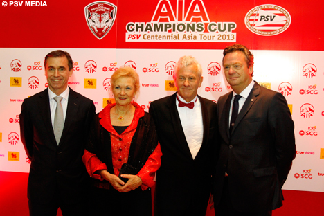 Ron van Oijen (AIA), de Nederlandse ambassadeur en zijn vrouw en Tiny Sanders worden op de rode loper gefotografeerd.