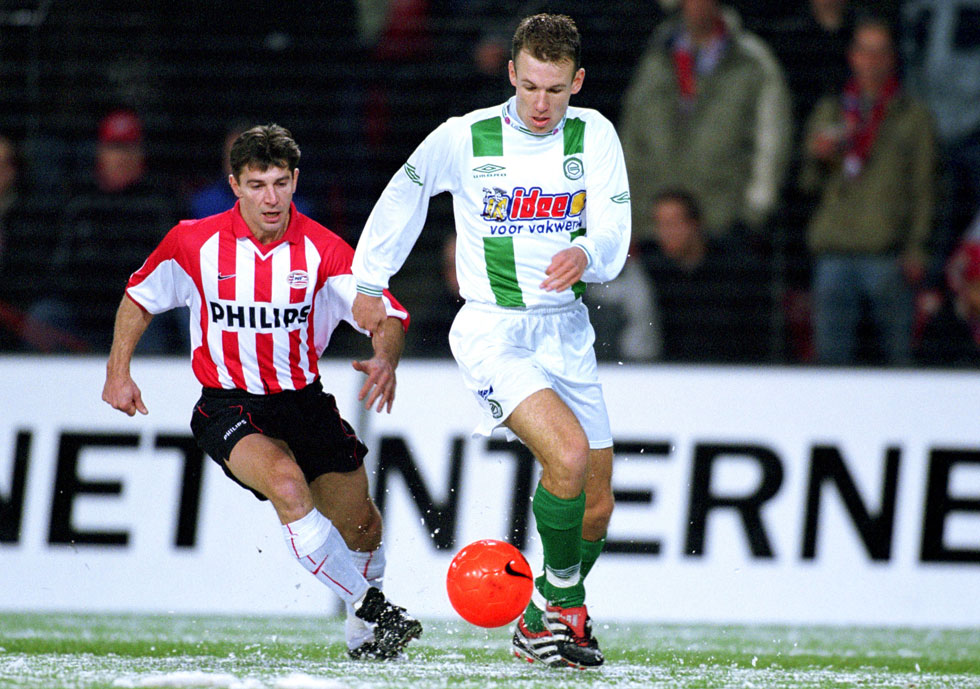 Arjen Robben dribbelt langs Jan Heintze | © Pics United