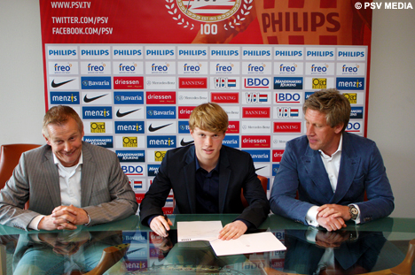 Dani van der Moot zet zijn handtekening onder het contract.