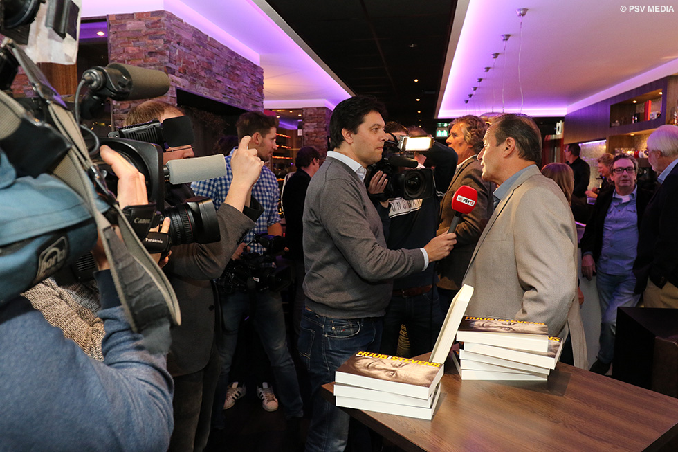 Veel media-aandacht voor de boekpresentatie van 'Nooit Opgeven' | &copy; PSV Media