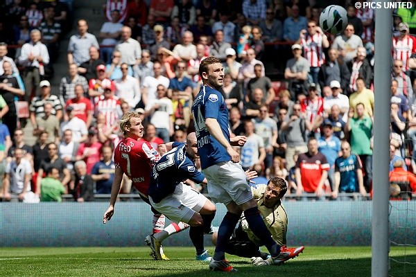 Ola Toivonen maakte tegen N.E.C. het 100ste doelpunt van PSV.
