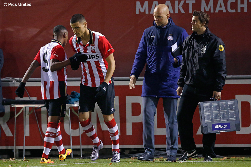 Gianluca Scamacca vervangt Steven Bergwijn, eerder dit seizoen. Beiden zitten vanavond bij de wedstrijdselectie van Jong PSV | © Pics United