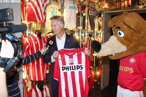 Peter Fossen ontvangt het shirt van Lucius uit handen van Omroep Brabant.