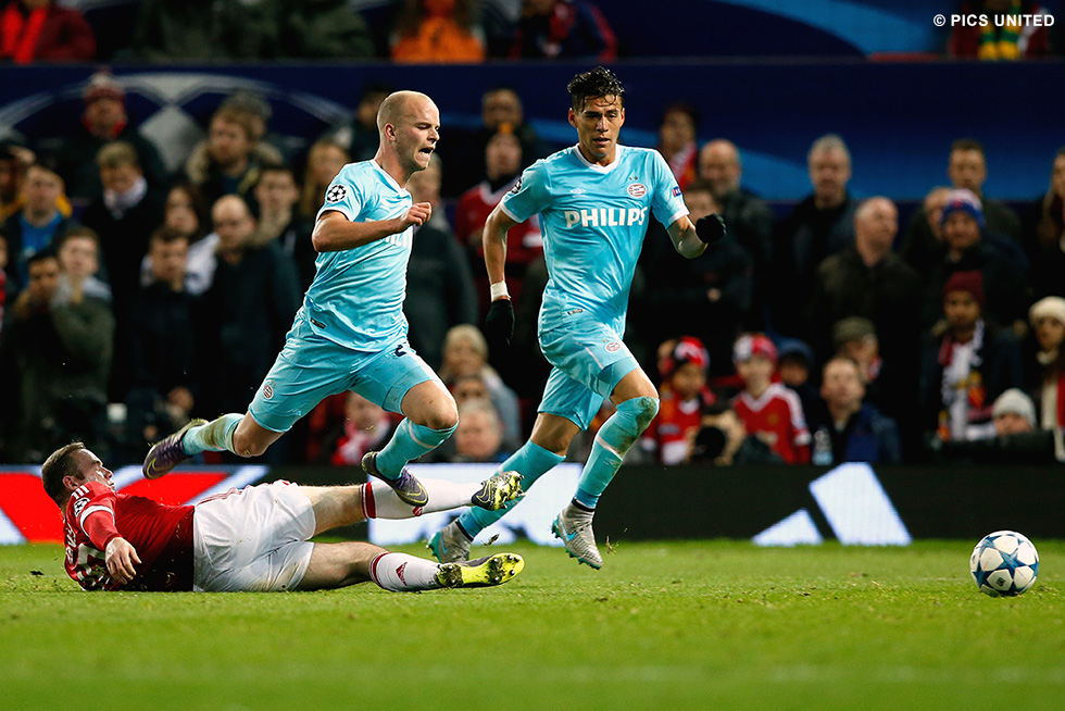 Jorrit Hendrix wordt naar de grond gebracht door Wayne Rooney | © Pics United