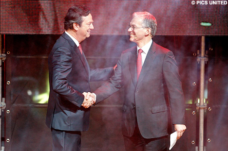 Tiny Sanders schudt Frans van Houten de hand.