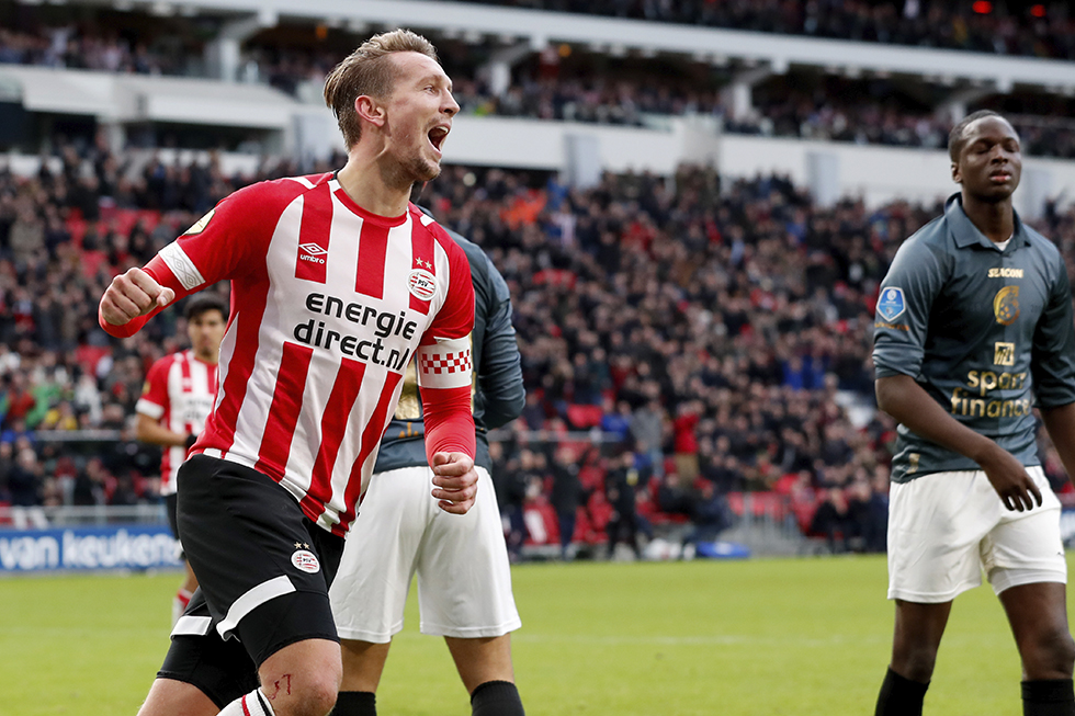 3 februari 2019 - Het gejuich daalt neer van de tribune als De Jong zijn honderdste in PSV-shirt binnen heeft gekopt