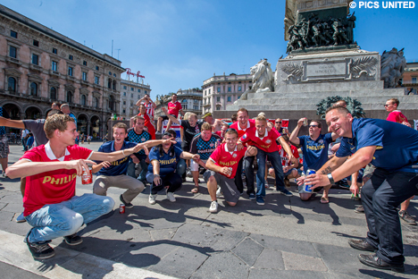 De zon schijnt volop, dus dorst hebben de PSV-fans in elk geval.