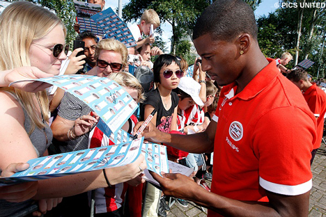 De spelers en staf maken uitgebreid tijd vrij om handtekeningen uit te delen en met fans op de foto te gaan.