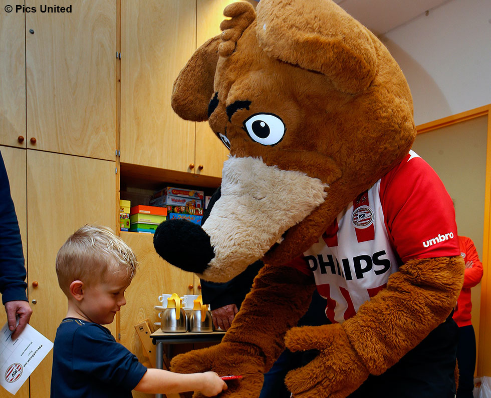 Ook Phoxy was in het St. Anna Ziekenhuis in Geldrop en bezorgde verschillende kinderen een lach | &copy; Pics United