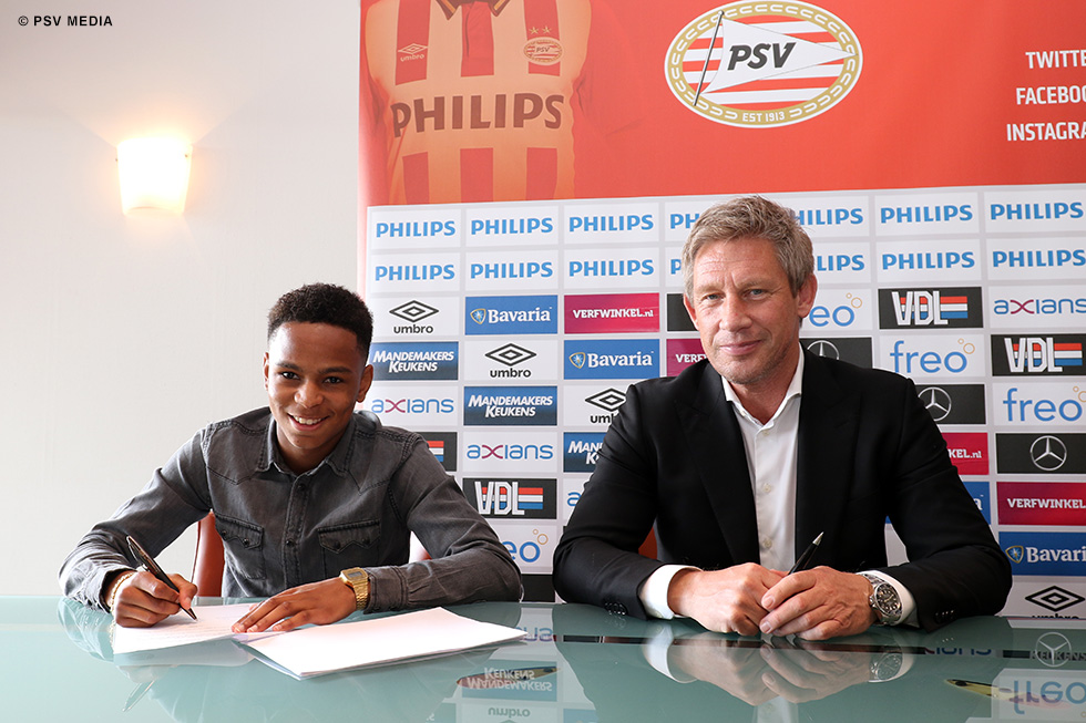Contractondertekening Andrew Mendonca | &copy; PSV Media