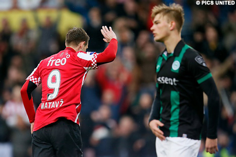 Tim Matavz zet PSV al na drie minuten spelen op een 1-0 voorsprong.