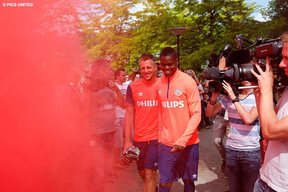 Supporters steken vuurwerk af als Remko Pasveer en Nicolas Isimat langslopen | &copy; Pics United