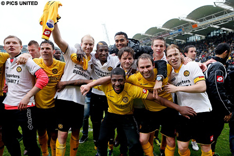 Vreugde bij ondermeer PSV-huurling Abel Tamata na de handhaving.