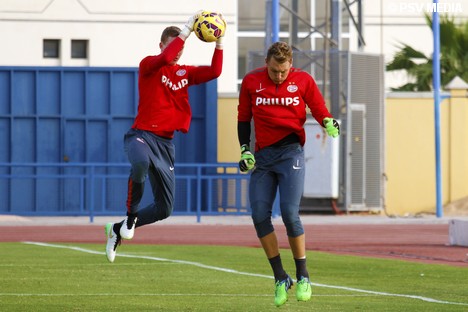 Yanick van Osch pakt deze voorzet uit de lucht.