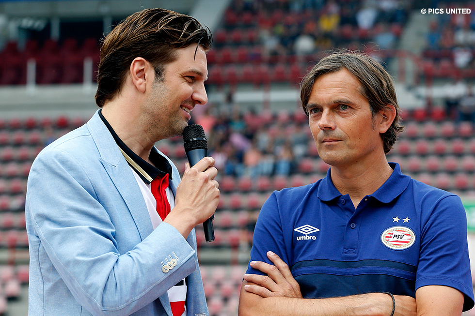 Presentator Bas Muijs in gesprek met hoofdcoach Phillip Cocu | © Pics United