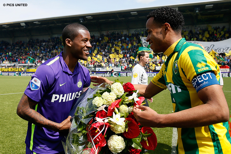 Bloemen van de aanvoerder van ADO, Roland Alberg voor de aanvoerder van PSV, Georginio Wijnaldum | © Pics United