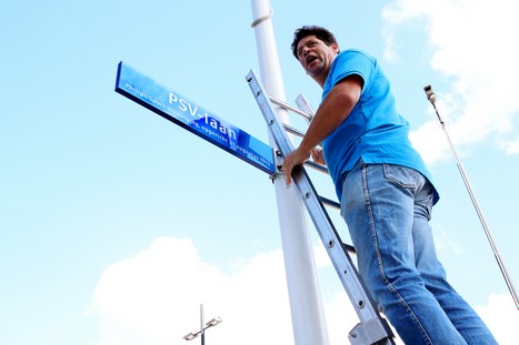 Eerder op de middag werd het naambordje al opgehangen.