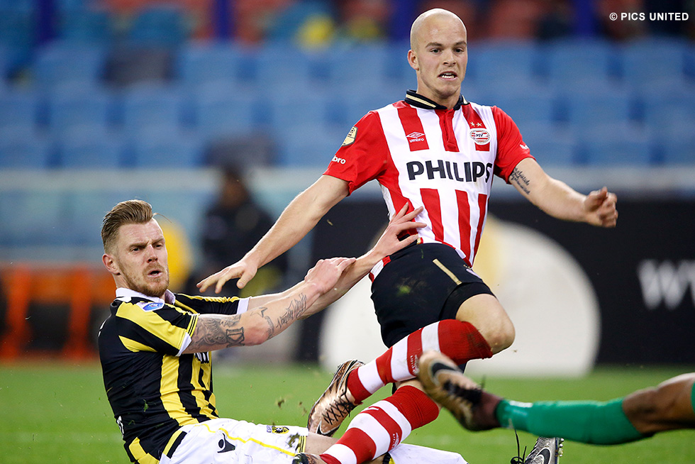 Jorrit Hendrix scoort in blessuretijd de winnende en is de gevierde man | © Pics United