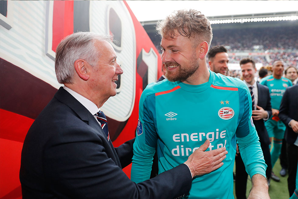 Van der Kuijlen feliciteert Jeroen Zoet net na het behalen van de 24e titel