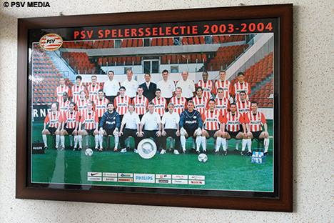 In de hal van de school hangt een teamfoto uit het seizoen 2003-2004.