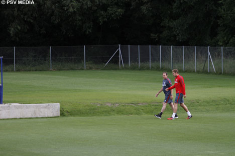 Jeroen Zoet (ribben) apart met fysio Rob Ouderland.