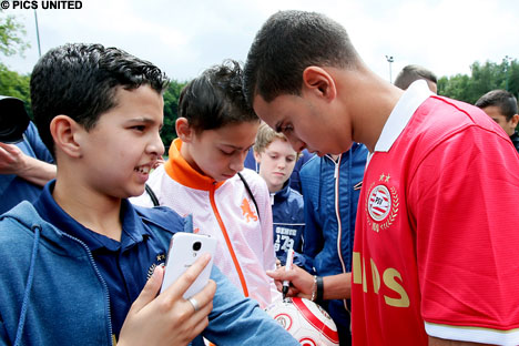Na de persmomenten nam Maher alle tijd voor de fans van PSV.