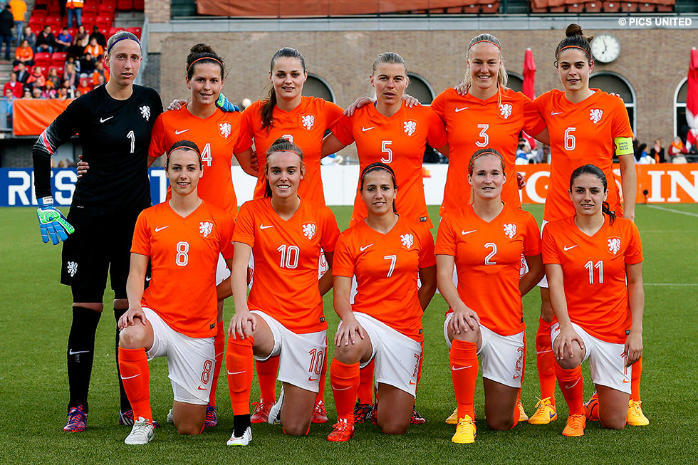 Daniëlle van de Donk en Maran van Erp in de basis bij de Oranje-vrouwen | © PICS UNITED