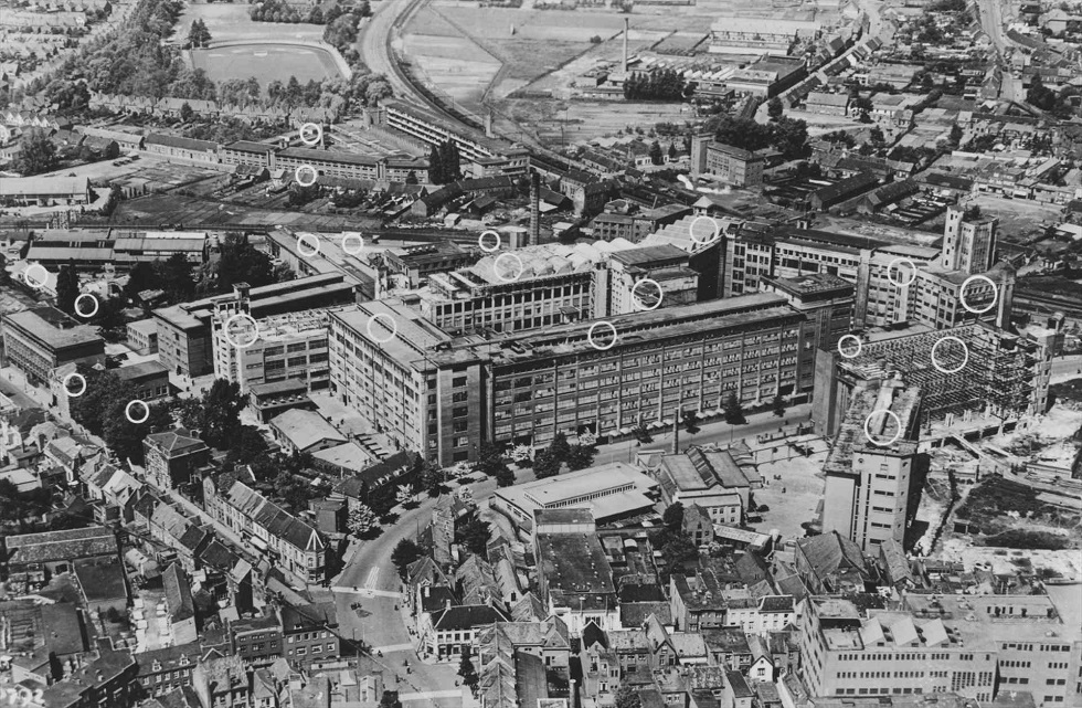 Het centrum van Eindhoven uit de lucht met geheel linksboven het Philips Sportpark. De rondjes duiden de ingeslagen bommen in de stad | © Philips Company Archives/KLM
