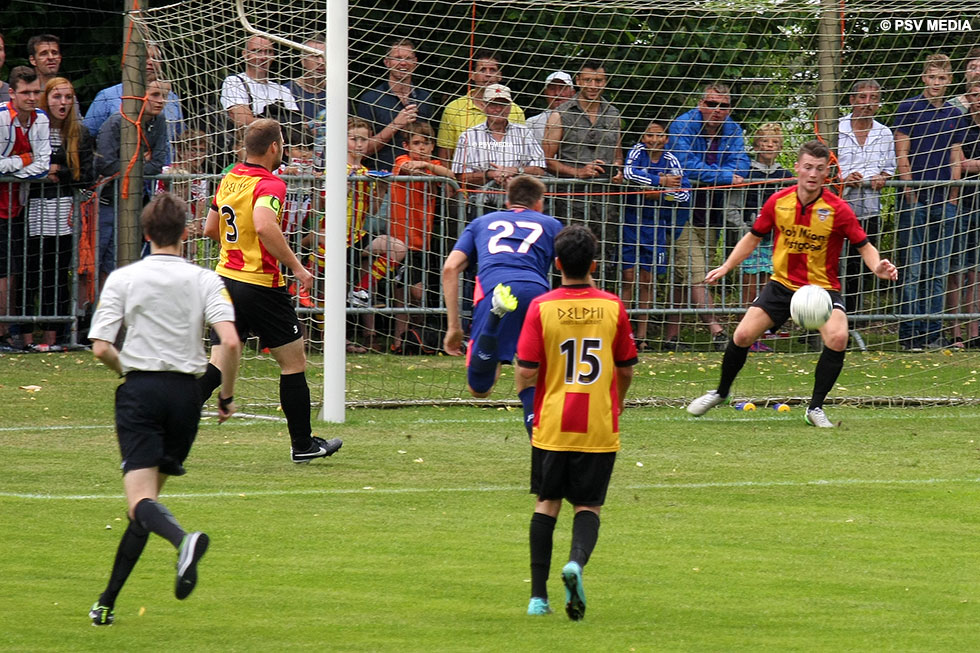 Andrija Lukovic scoort hier de 0-6 met het hoofd | © PSV Media