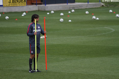 Assistent-trainer Ernest Faber zet één van de oefeningen uit.