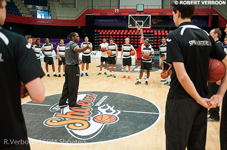 Instructies voor de spelers van PSV vlak voor aanvang van de clinic.