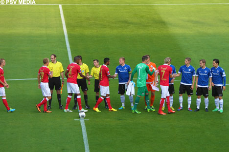 PSV en de thuisploeg kort voor de aftrap in de Sch&uuml;coArena.