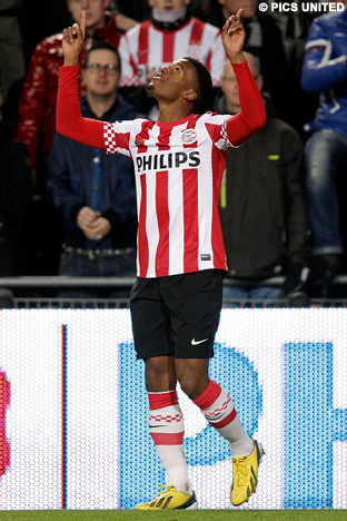 PSV komt al na negen minuten op voorsprong.