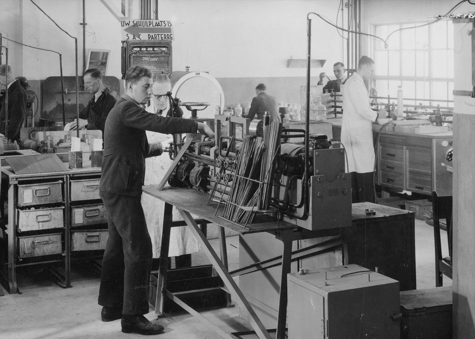 Philips-werknemers, onder wie ook PSV'ers, weten tijdens hun werkzaamheden altijd de kortste weg naar de schuilkelders | © Philips Company Archives