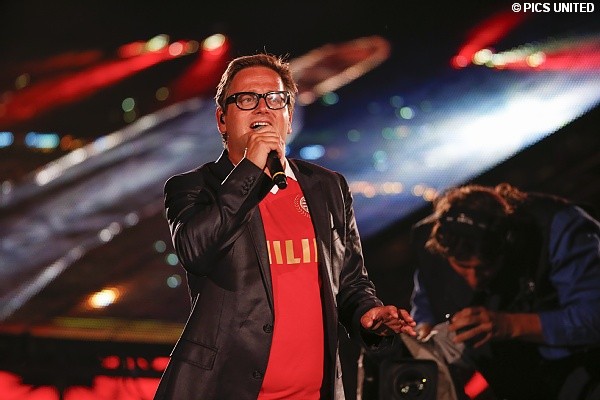 Guus Meeuwis zong een nieuwe versie van het offici&euml;le Clublied van PSV.