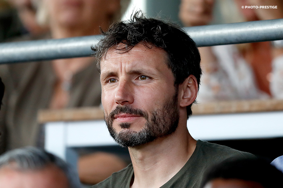 Hoofdtrainer Mark van Bommel was aandachtig toeschouwer vrijdagavond