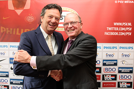 Tiny Sanders en Willy van de Kerkhof schudden elkaar de hand.