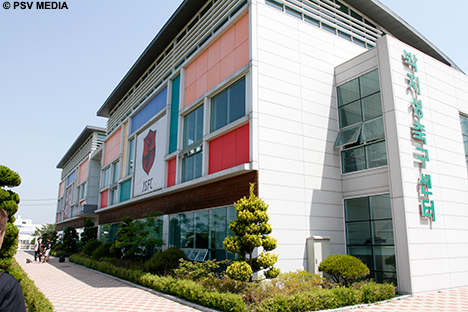 Het gebouw van de JS Football Center en het museum van Park.